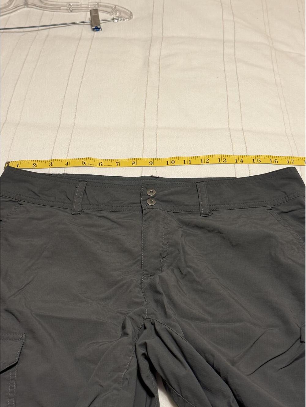 Columbia Gray Omni-Shade Cargo Shorts Women's Size 10 GUC - Picture 7 of 8